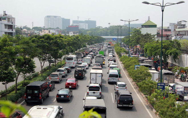 Ngàn người hóa điên ở cửa ngõ Tân Sơn Nhất chiều 25 Tết